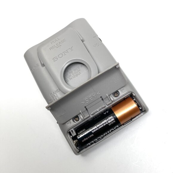 Retro Sony Walkman FM/AM with Headphones SRF-59 Free Battery - Picture 9 of 9